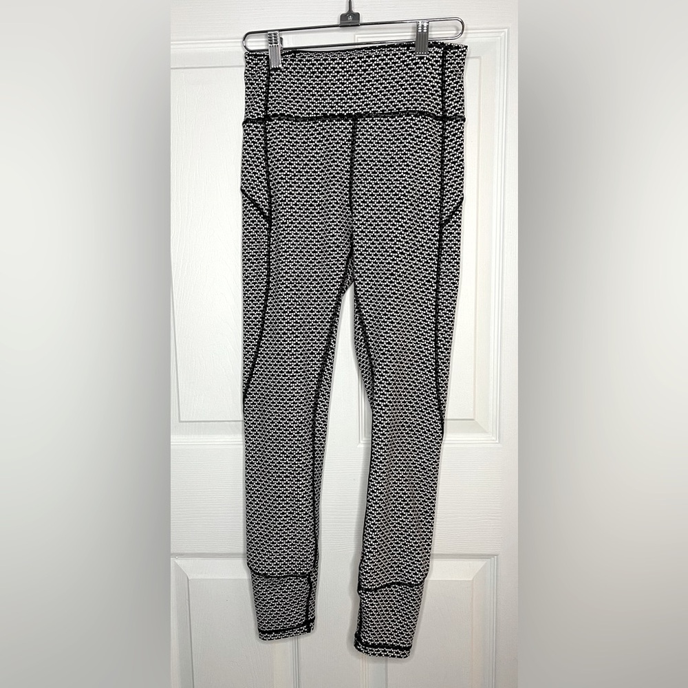 LULULEMON in Movement Leggings Black & White Size 6